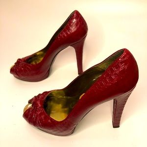 STUART WEITZMAN | Reptile Embossed Peep-Toe Pump